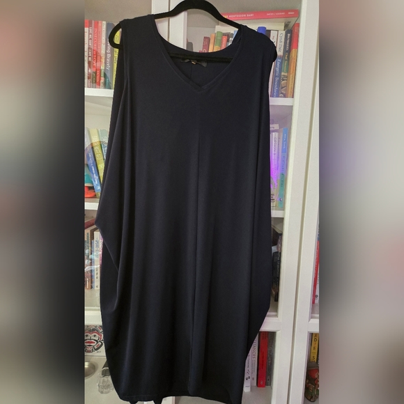Brian Bailey Dresses & Skirts - 🇨🇦 Made In Canada Brian Bailey Oversized Cocoon V-Neck Dress